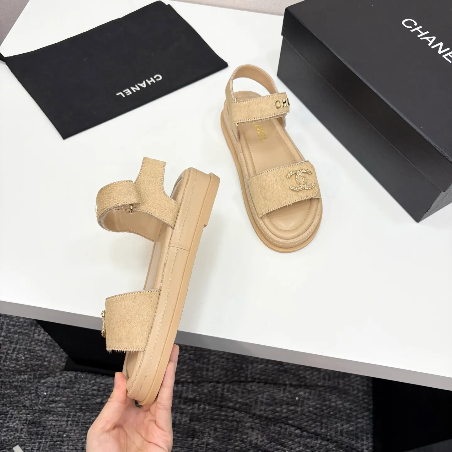 👟👟Ex-factory price 560👟👟Chanel Chanel's new early autumn thick-soled sandals are popular on catwalks on major social platforms. One of the most popular sandals at the moment. Soft and comfortable on the feet. Horsehair upper imported from Italy. Sheepskin feet. Original molded outsole Size: 35-40 (41 customized)